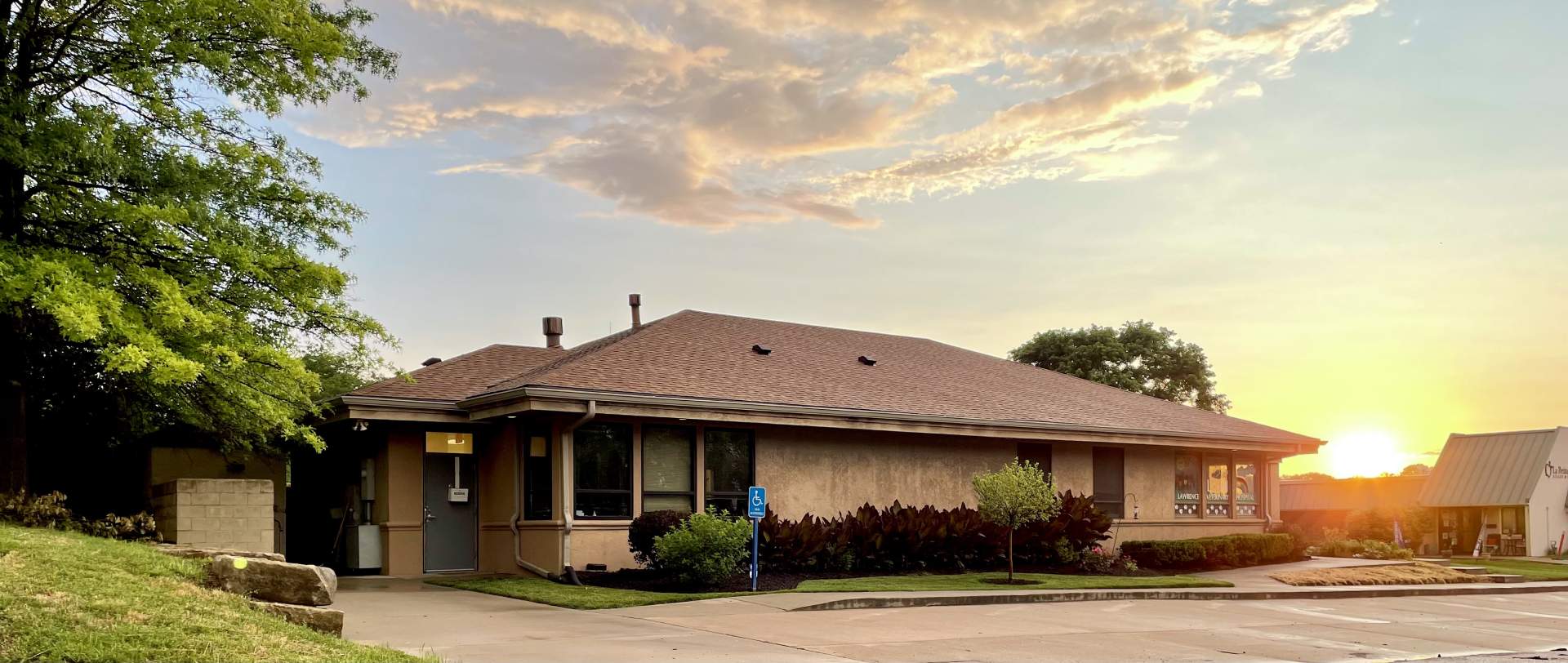 Vet Near Me Lawrence, KS, 66047 Lawrence Veterinary Hospital